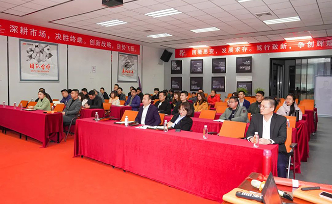 齐心协力共奋进，如虎劲头再添亿